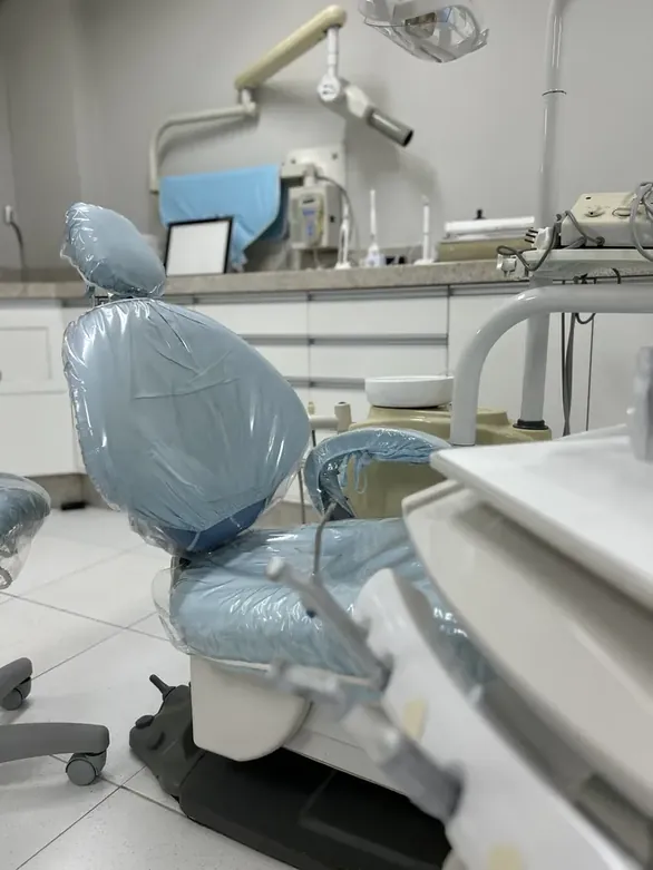 Cadeira odontológica preparada, com barreira de proteção e a bandeja montada