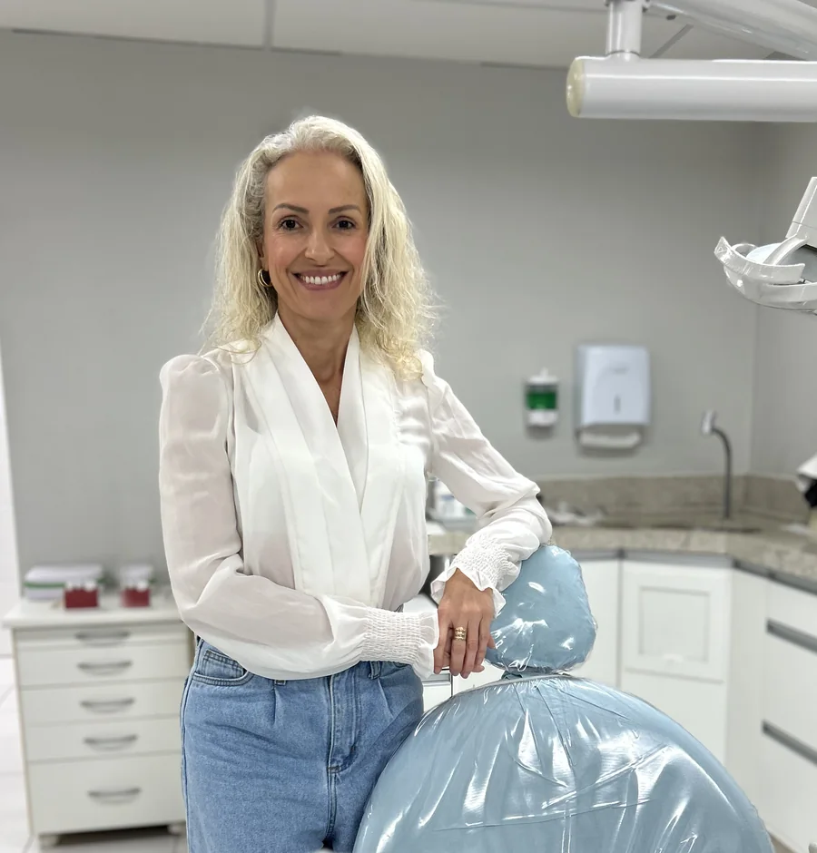 Dra. Jossemare Rech, cirurgiã-dentista, na sala onde atende